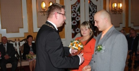 http://www.naszwodzislaw.com/index.php/site/art/5-aktualnosci/12-wiadomosci/2657-wymienili-obraczki-przed-prezydentem.html