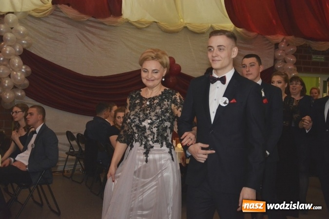 Zdjęcie w galerii na portalu naszwodzislaw.com: Zespół Szkół Ekonomicznych bawi się na studniówce. FOTORELACJA  wiadomości z regionu