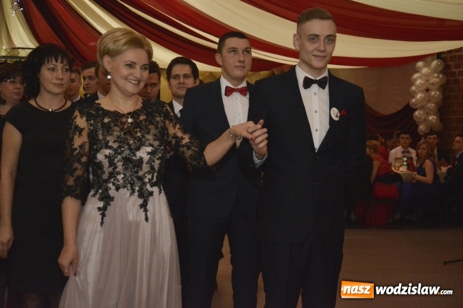 Zdjęcie w galerii na portalu naszwodzislaw.com: Zespół Szkół Ekonomicznych bawi się na studniówce. FOTORELACJA  wiadomości z regionu