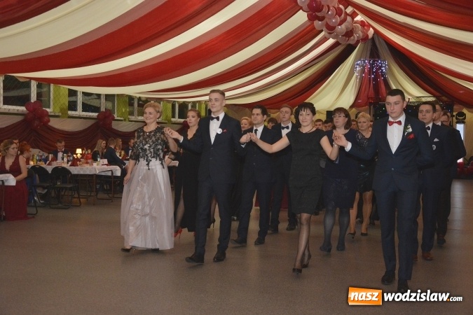 Zdjęcie w galerii na portalu naszwodzislaw.com: Zespół Szkół Ekonomicznych bawi się na studniówce. FOTORELACJA  wiadomości z regionu