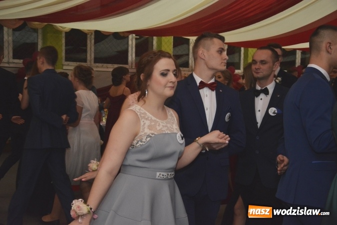 Zdjęcie w galerii na portalu naszwodzislaw.com: Zespół Szkół Ekonomicznych bawi się na studniówce. FOTORELACJA  wiadomości z regionu