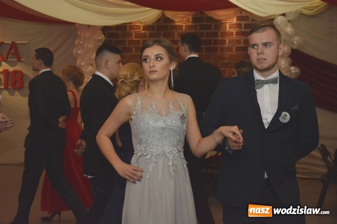 Zdjęcie w galerii na portalu naszwodzislaw.com: Zespół Szkół Ekonomicznych bawi się na studniówce. FOTORELACJA  wiadomości z regionu