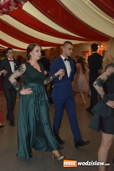 Zdjęcie w galerii na portalu naszwodzislaw.com: Zespół Szkół Ekonomicznych bawi się na studniówce. FOTORELACJA  wiadomości z regionu