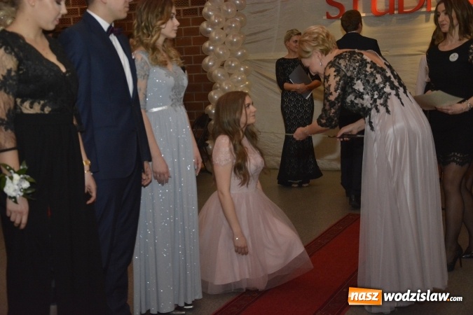 Zdjęcie w galerii na portalu naszwodzislaw.com: Zespół Szkół Ekonomicznych bawi się na studniówce. FOTORELACJA  wiadomości z regionu