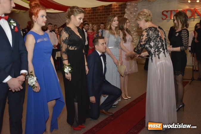 Zdjęcie w galerii na portalu naszwodzislaw.com: Zespół Szkół Ekonomicznych bawi się na studniówce. FOTORELACJA  wiadomości z regionu