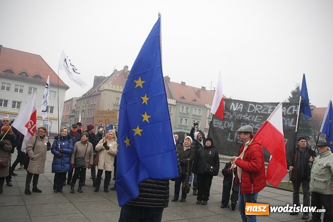Zdjęcie w galerii na portalu naszwodzislaw.com: Nacjonalizm to nie patriotyzm, czyli manifestacja w Wodzisławiu  wiadomości z regionu