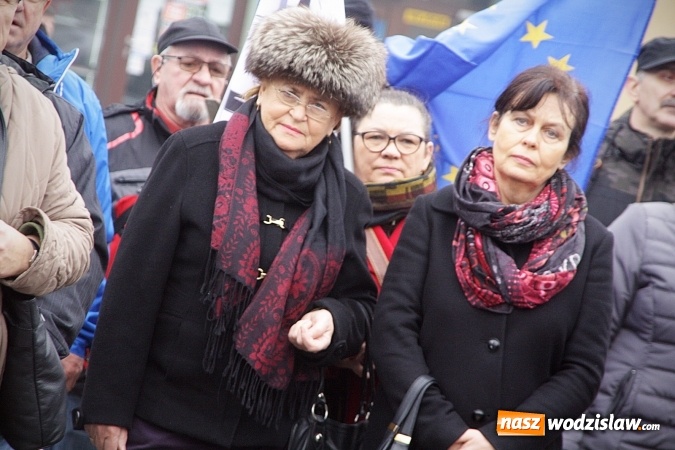 Zdjęcie w galerii na portalu naszwodzislaw.com: Nacjonalizm to nie patriotyzm, czyli manifestacja w Wodzisławiu  wiadomości z regionu