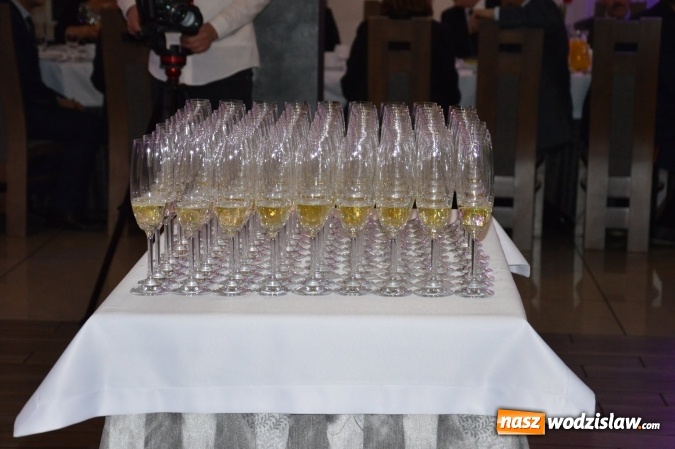 Zdjęcie w galerii na portalu naszwodzislaw.com: Uczniowie z ZST bawią się na studniówce w Premium  wiadomości z regionu