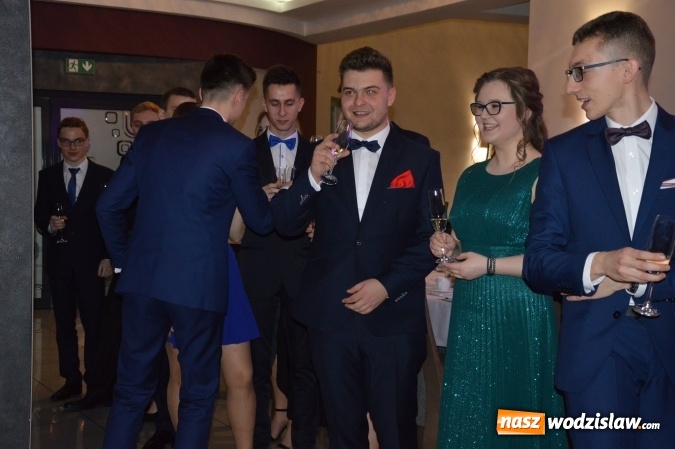 Zdjęcie w galerii na portalu naszwodzislaw.com: Uczniowie z ZST bawią się na studniówce w Premium  wiadomości z regionu