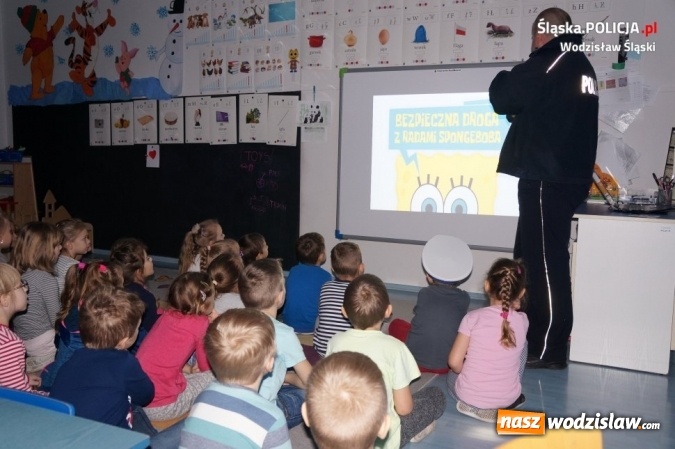 Zdjęcie w galerii na portalu naszwodzislaw.com: Rozmowy z policjantami o bezpieczeństwie podczas ferii zimowych. Jakich zasad powinniśmy przestrzegać?  wiadomości z regionu