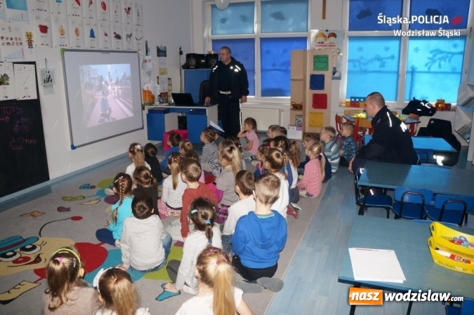 Zdjęcie w galerii na portalu naszwodzislaw.com: Rozmowy z policjantami o bezpieczeństwie podczas ferii zimowych. Jakich zasad powinniśmy przestrzegać?  wiadomości z regionu