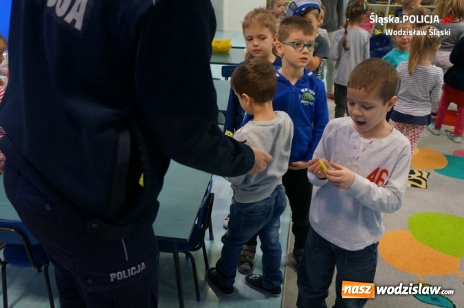 Zdjęcie w galerii na portalu naszwodzislaw.com: Rozmowy z policjantami o bezpieczeństwie podczas ferii zimowych. Jakich zasad powinniśmy przestrzegać?  wiadomości z regionu