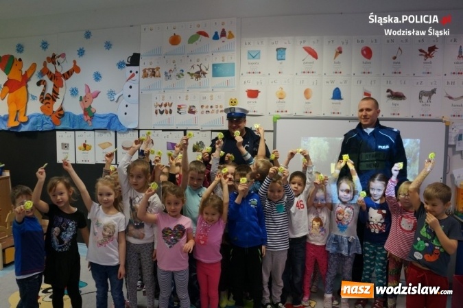 Zdjęcie w galerii na portalu naszwodzislaw.com: Rozmowy z policjantami o bezpieczeństwie podczas ferii zimowych. Jakich zasad powinniśmy przestrzegać?  wiadomości z regionu