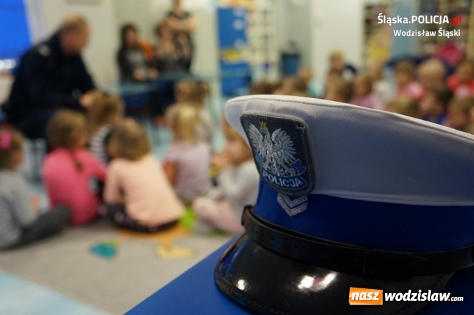 Zdjęcie w galerii na portalu naszwodzislaw.com: Rozmowy z policjantami o bezpieczeństwie podczas ferii zimowych. Jakich zasad powinniśmy przestrzegać?  wiadomości z regionu