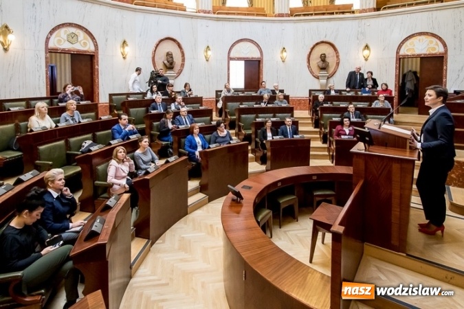 Zdjęcie w galerii na portalu naszwodzislaw.com: Przedstawiciele środowiska medycznego, samorządowcy i parlamentarzyści dyskutowali o refundacji leczenia kobiet wiadomości z regionu