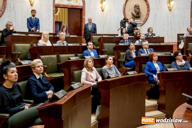 Zdjęcie w galerii na portalu naszwodzislaw.com: Przedstawiciele środowiska medycznego, samorządowcy i parlamentarzyści dyskutowali o refundacji leczenia kobiet wiadomości z regionu