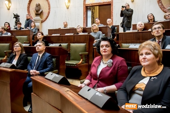 Zdjęcie w galerii na portalu naszwodzislaw.com: Przedstawiciele środowiska medycznego, samorządowcy i parlamentarzyści dyskutowali o refundacji leczenia kobiet wiadomości z regionu