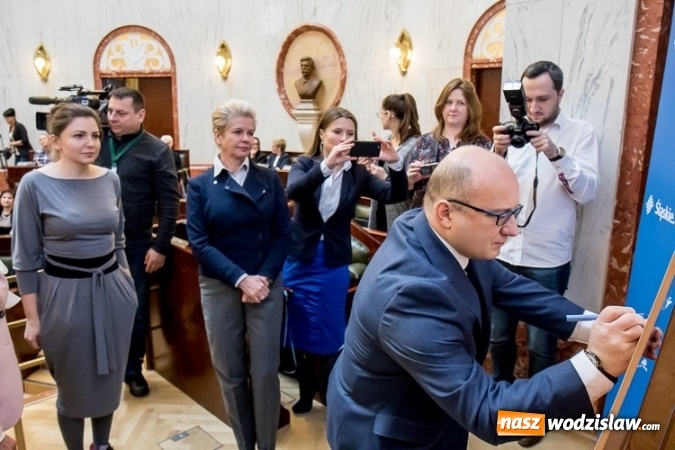 Zdjęcie w galerii na portalu naszwodzislaw.com: Przedstawiciele środowiska medycznego, samorządowcy i parlamentarzyści dyskutowali o refundacji leczenia kobiet wiadomości z regionu
