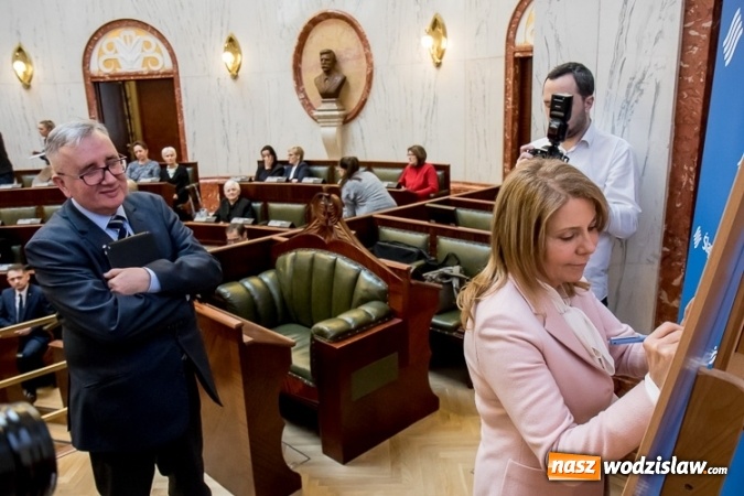 Zdjęcie w galerii na portalu naszwodzislaw.com: Przedstawiciele środowiska medycznego, samorządowcy i parlamentarzyści dyskutowali o refundacji leczenia kobiet wiadomości z regionu