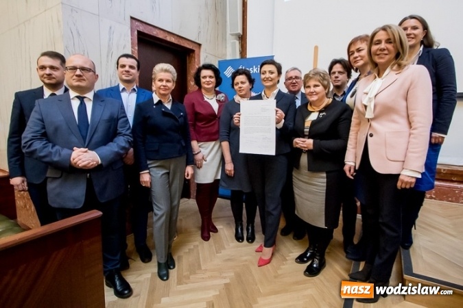 Zdjęcie w galerii na portalu naszwodzislaw.com: Przedstawiciele środowiska medycznego, samorządowcy i parlamentarzyści dyskutowali o refundacji leczenia kobiet wiadomości z regionu