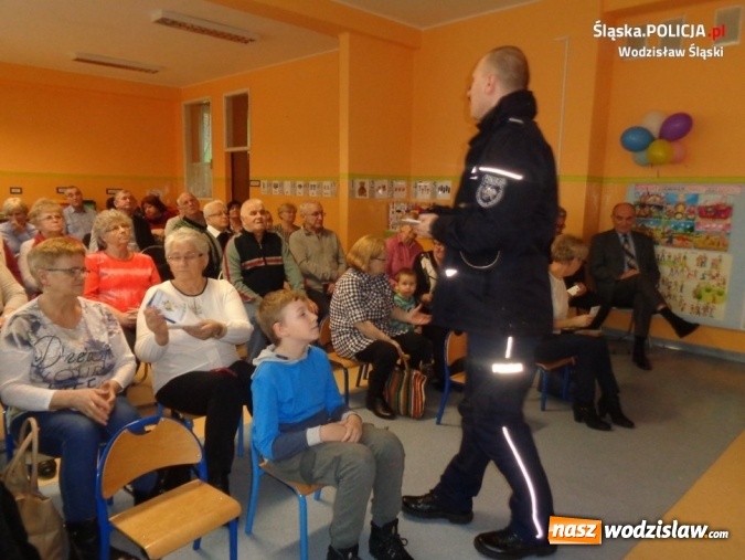 Zdjęcie w galerii na portalu naszwodzislaw.com: Policjanci rozmawiali z seniorami o ich bezpieczeństwie wiadomości z regionu