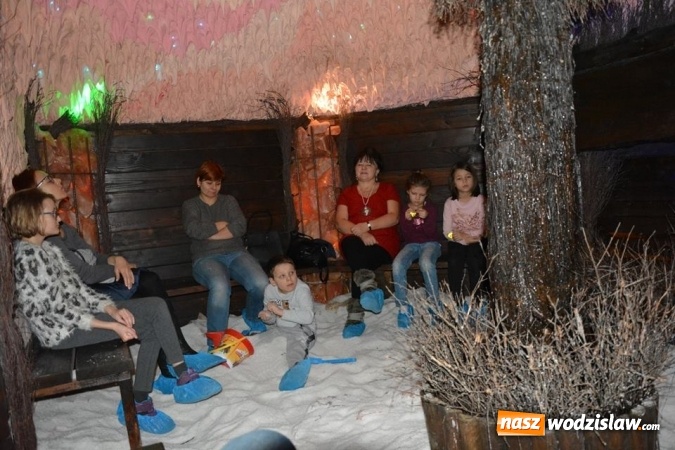 Zdjęcie w galerii na portalu naszwodzislaw.com: Policjant czytał bajki w Rodzinnym Parku Rozrywki  wiadomości z regionu