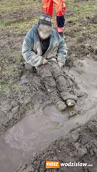 Zdjęcie w galerii na portalu naszwodzislaw.com: Leżał na gołej, rozmiękłej ziemi w błocie i wodzie. Na szczęście przyszła pomoc wiadomości z regionu