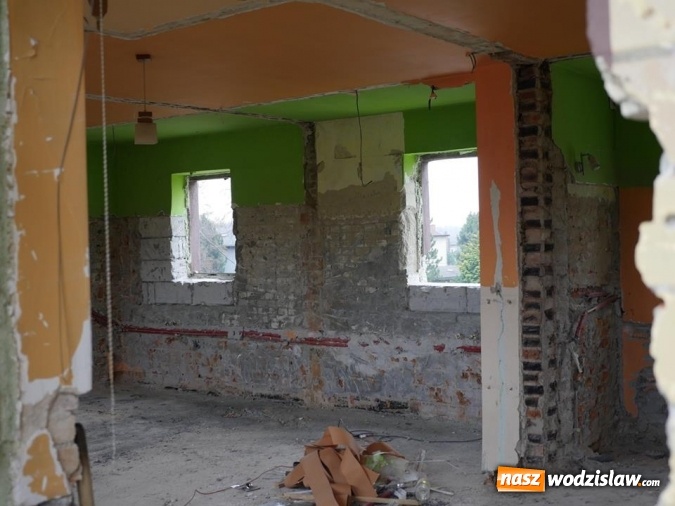 Zdjęcie w galerii na portalu naszwodzislaw.com: Były hotel przy Czyżowickiej do rozbiórki. Powstaje Centrum Usług Społecznych. ZDJĘCIA  wiadomości z regionu