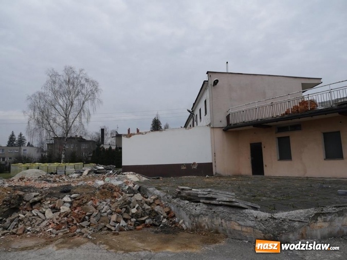Zdjęcie w galerii na portalu naszwodzislaw.com: Były hotel przy Czyżowickiej do rozbiórki. Powstaje Centrum Usług Społecznych. ZDJĘCIA  wiadomości z regionu