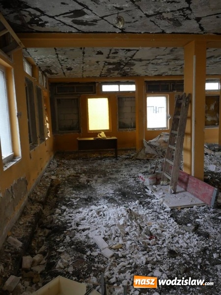 Zdjęcie w galerii na portalu naszwodzislaw.com: Były hotel przy Czyżowickiej do rozbiórki. Powstaje Centrum Usług Społecznych. ZDJĘCIA  wiadomości z regionu