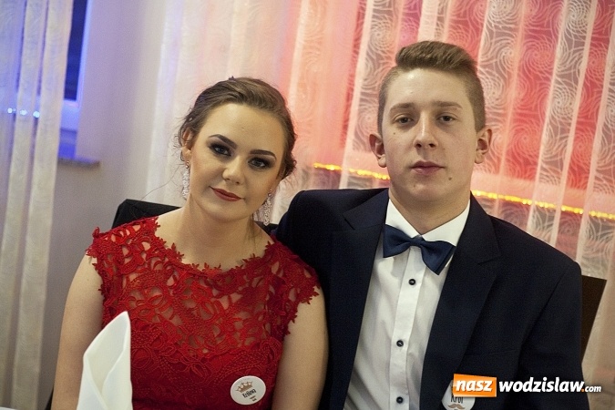 Zdjęcie w galerii na portalu naszwodzislaw.com: Studniówka 2018. Zobacz jak bawi się ZSP nr 2 w Rydułtowach. FOTORELACJA wiadomości z regionu