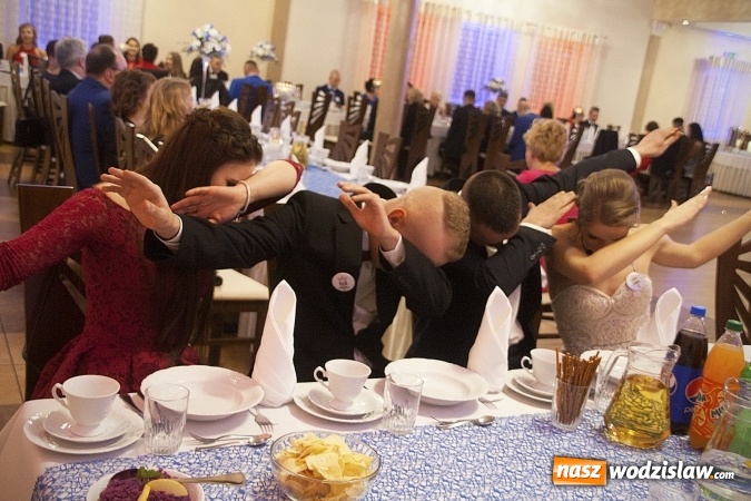 Zdjęcie w galerii na portalu naszwodzislaw.com: Studniówka 2018. Zobacz jak bawi się ZSP nr 2 w Rydułtowach. FOTORELACJA wiadomości z regionu