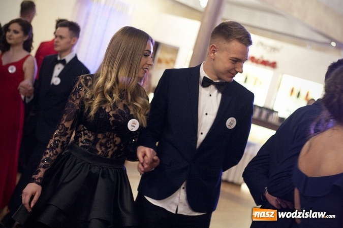 Zdjęcie w galerii na portalu naszwodzislaw.com: Studniówka 2018. Zobacz jak bawi się ZSP nr 2 w Rydułtowach. FOTORELACJA wiadomości z regionu