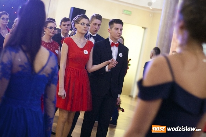 Zdjęcie w galerii na portalu naszwodzislaw.com: Studniówka 2018. Zobacz jak bawi się ZSP nr 2 w Rydułtowach. FOTORELACJA wiadomości z regionu