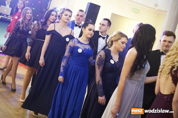Zdjęcie w galerii na portalu naszwodzislaw.com: Studniówka 2018. Zobacz jak bawi się ZSP nr 2 w Rydułtowach. FOTORELACJA wiadomości z regionu
