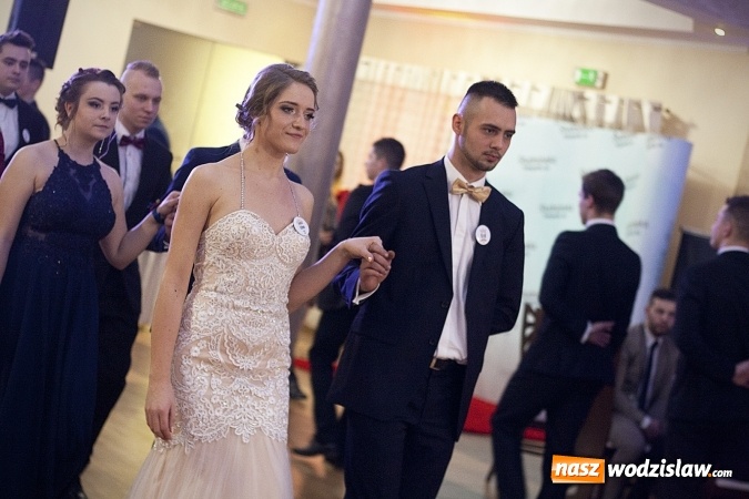 Zdjęcie w galerii na portalu naszwodzislaw.com: Studniówka 2018. Zobacz jak bawi się ZSP nr 2 w Rydułtowach. FOTORELACJA wiadomości z regionu