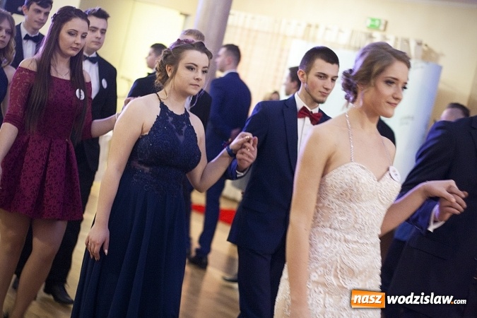 Zdjęcie w galerii na portalu naszwodzislaw.com: Studniówka 2018. Zobacz jak bawi się ZSP nr 2 w Rydułtowach. FOTORELACJA wiadomości z regionu