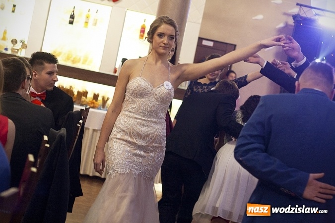 Zdjęcie w galerii na portalu naszwodzislaw.com: Studniówka 2018. Zobacz jak bawi się ZSP nr 2 w Rydułtowach. FOTORELACJA wiadomości z regionu