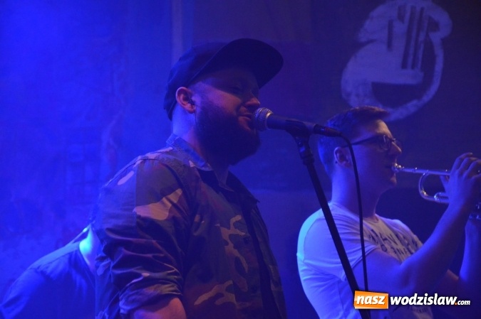 Zdjęcie w galerii na portalu naszwodzislaw.com: Tabu i Kamil Bednarek w Czyżowicach! Zagrali dla szesnastoletniego Tymka wiadomości z regionu