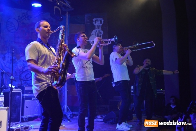 Zdjęcie w galerii na portalu naszwodzislaw.com: Tabu i Kamil Bednarek w Czyżowicach! Zagrali dla szesnastoletniego Tymka wiadomości z regionu