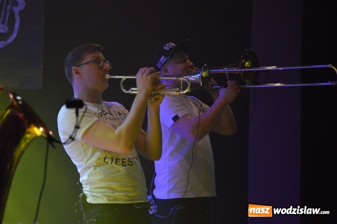 Zdjęcie w galerii na portalu naszwodzislaw.com: Tabu i Kamil Bednarek w Czyżowicach! Zagrali dla szesnastoletniego Tymka wiadomości z regionu