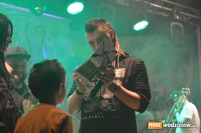 Zdjęcie w galerii na portalu naszwodzislaw.com: Tabu i Kamil Bednarek w Czyżowicach! Zagrali dla szesnastoletniego Tymka wiadomości z regionu