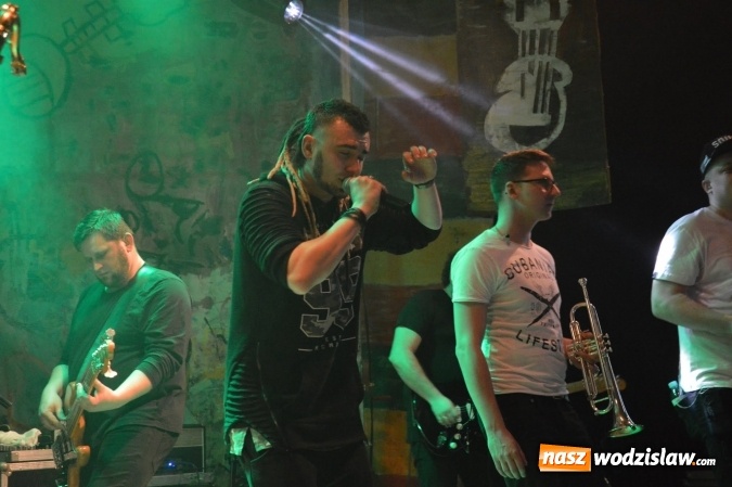 Zdjęcie w galerii na portalu naszwodzislaw.com: Tabu i Kamil Bednarek w Czyżowicach! Zagrali dla szesnastoletniego Tymka wiadomości z regionu