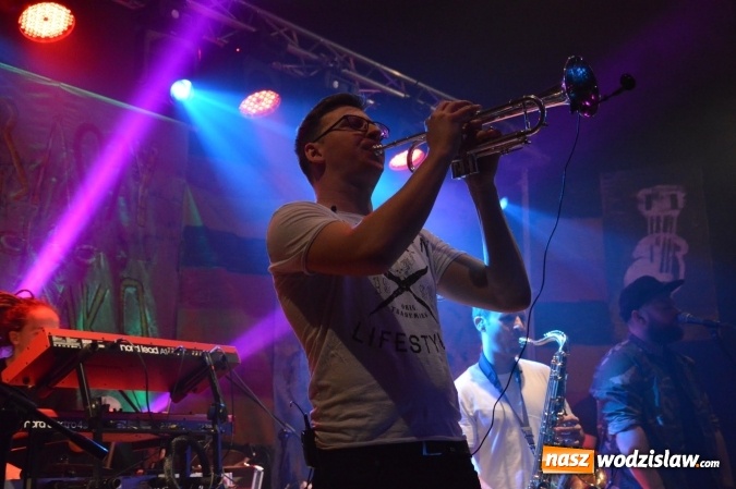 Zdjęcie w galerii na portalu naszwodzislaw.com: Tabu i Kamil Bednarek w Czyżowicach! Zagrali dla szesnastoletniego Tymka wiadomości z regionu