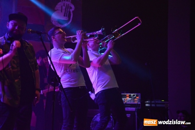 Zdjęcie w galerii na portalu naszwodzislaw.com: Tabu i Kamil Bednarek w Czyżowicach! Zagrali dla szesnastoletniego Tymka wiadomości z regionu