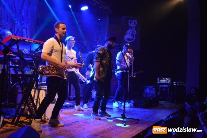 Zdjęcie w galerii na portalu naszwodzislaw.com: Tabu i Kamil Bednarek w Czyżowicach! Zagrali dla szesnastoletniego Tymka wiadomości z regionu