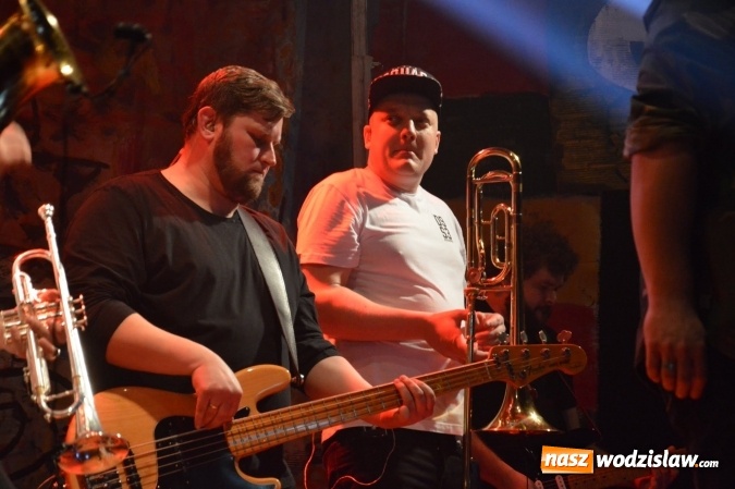 Zdjęcie w galerii na portalu naszwodzislaw.com: Tabu i Kamil Bednarek w Czyżowicach! Zagrali dla szesnastoletniego Tymka wiadomości z regionu