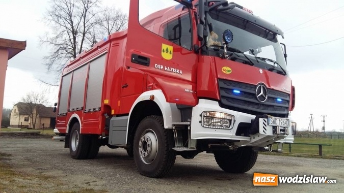 Zdjęcie w galerii na portalu naszwodzislaw.com: Śmigłowiec LPR w Łaziskach. Lądował na boisku  wiadomości z regionu