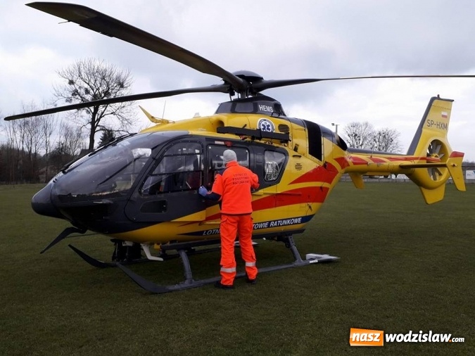Zdjęcie w galerii na portalu naszwodzislaw.com: Śmigłowiec LPR w Łaziskach. Lądował na boisku  wiadomości z regionu