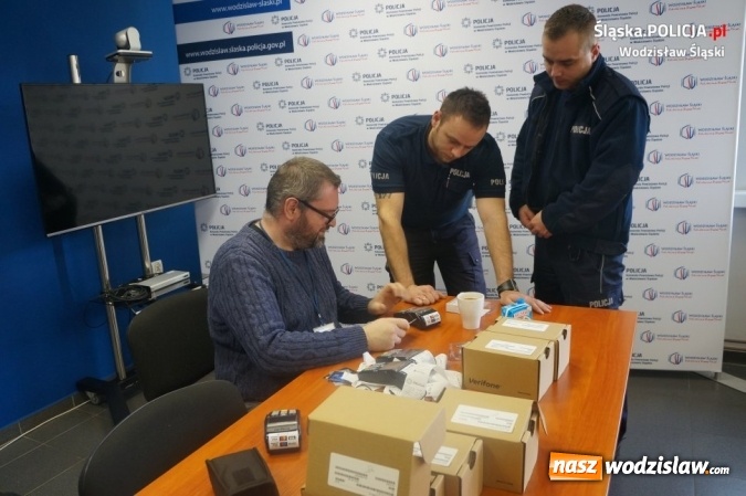 Zdjęcie w galerii na portalu naszwodzislaw.com: Za mandat zapłacisz kartą. Wodzisławska policja otrzymała terminale płatnicze   wiadomości z regionu